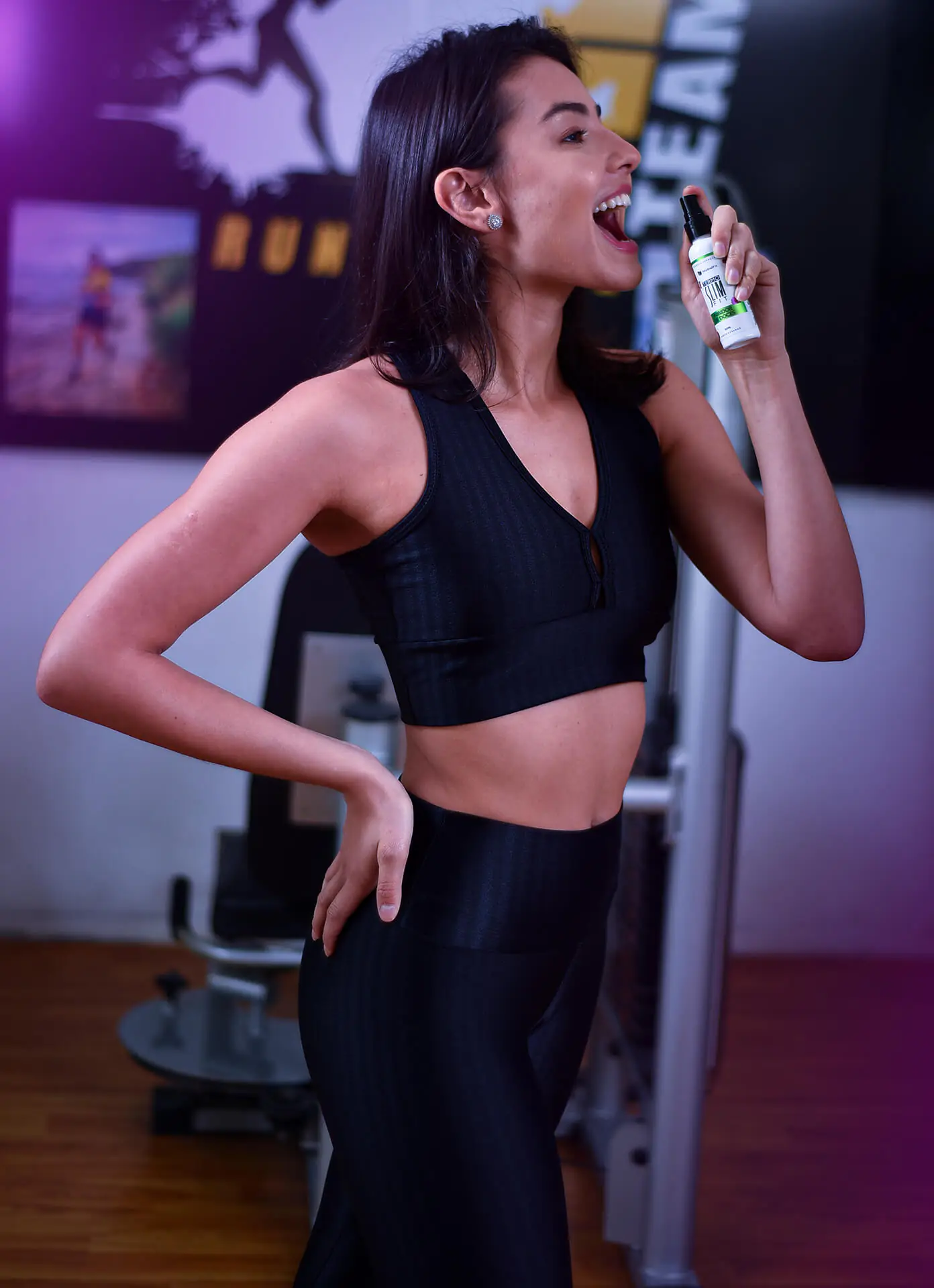 Mulher usando o spray oral Termo Slim Fit